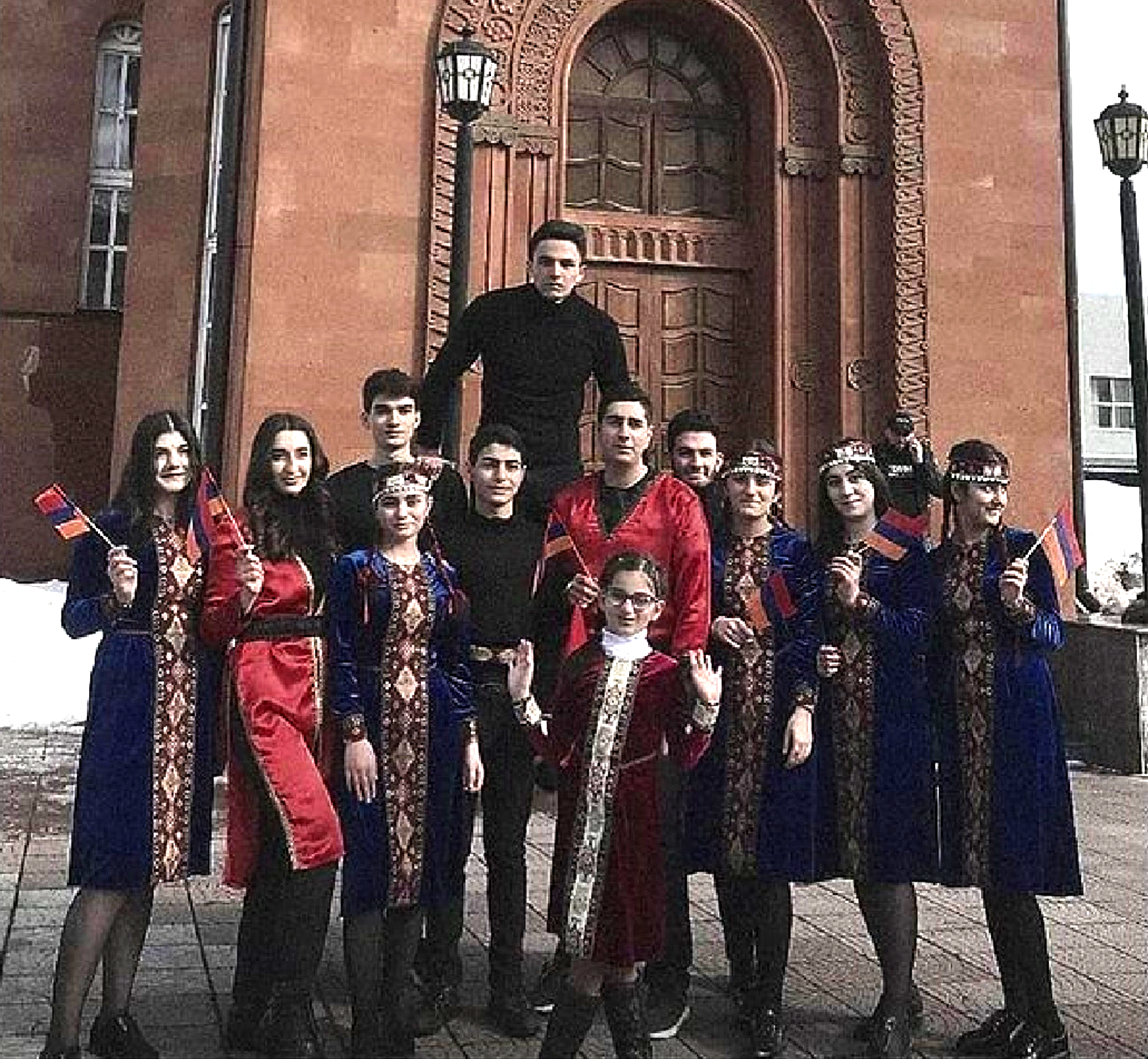 Танцевальный коллектив армянской воскресной школы \"Нур\" (Киров)