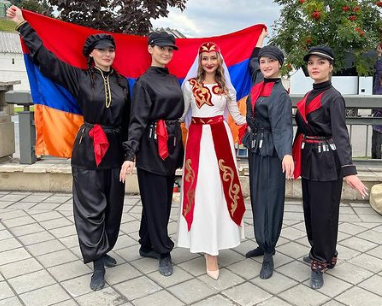 Коллектив армянской песни и танца \"ta tev\" (Казань)