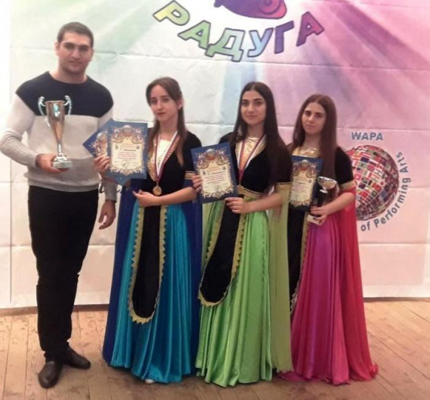 Образцовый художественный танцевальный коллектив \"Арев\" (Рассвет)